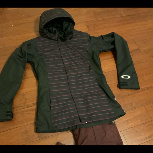 Oakley Snowboarding Jacket - Picture 2 of 3